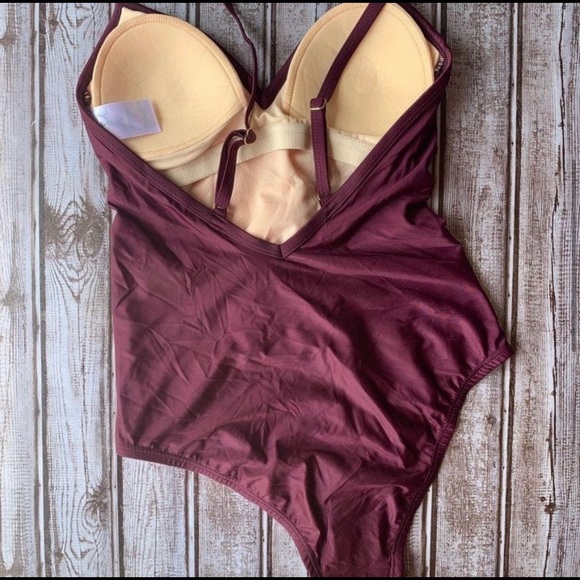 Women’s One Piece Color Block Swimsuit - Picture 3 of 11